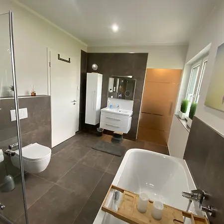 8 Personen ,,seegelblick Am Goitzschesee, Erste Reihe Am Mit Sauna, Kamin, Wallbox&sup *